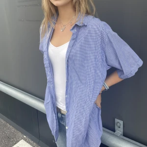 Oversized skjorta - Oversized blå och vit randig skjorta, små gulliga möss längst med knapphålen 🐁. Köpt second hand i Paris. Bomull