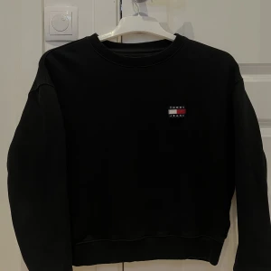 Tommy Hilfiger tröja  - Helt ny oversized Tommy Hilfiger tröja i svart, aldrig använd. Storlek xs passar S. 