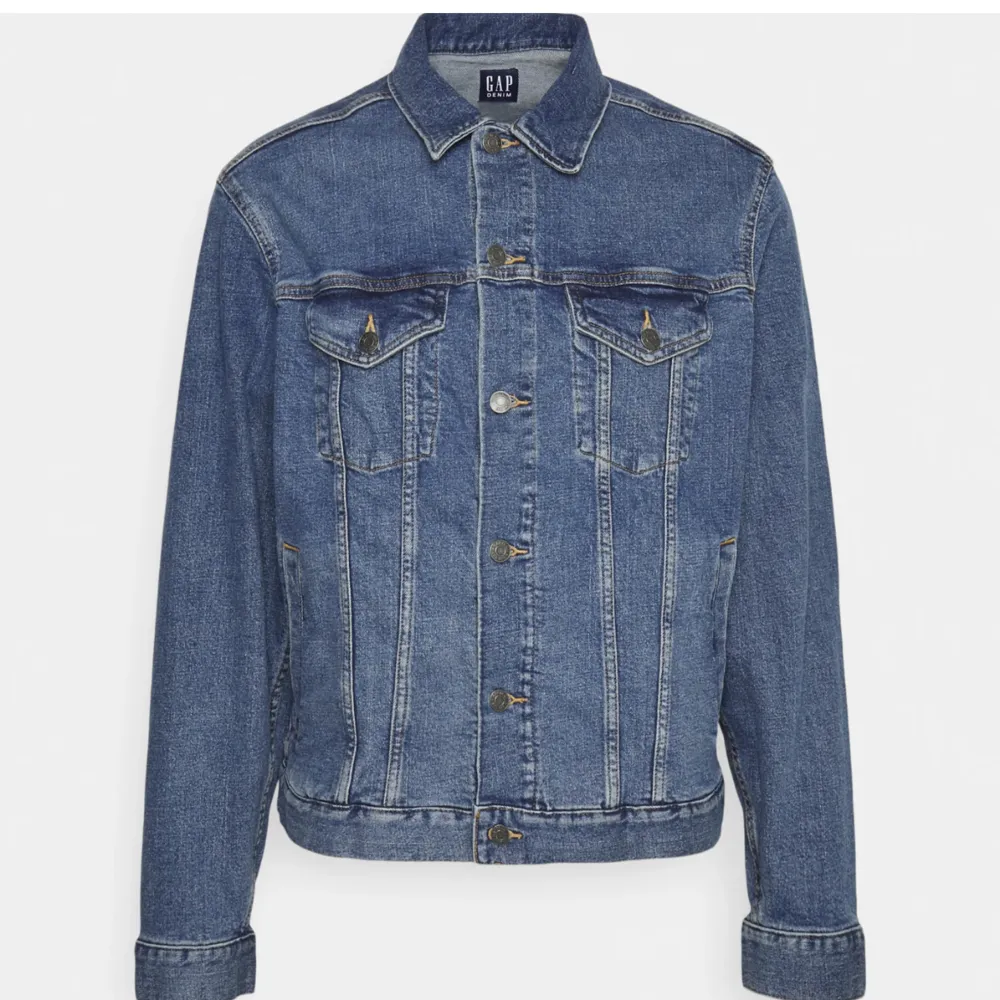 Säljer denna super söta jeans jackan från GAP då den inte kommer till användning. Ursprungspris: 879kr 💓 använd endast de två gånger där jag bär jackan på bilderna💋💋 . Jackor.