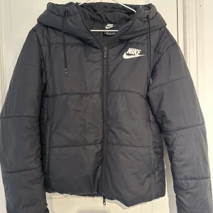 Nike Classic Tape - vinterjacka  - En Nike sportswear vinterjacka i storlek s köpt för två år sen men knappast använd. Tredje bilden kan man se att jag klippt bort Nike randen men annars är det inget fel på den. Nypris 1450