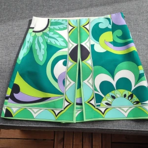 Kjol - Kort kjol 40 cm från midja till nederkant. Endast använd en gång. Storleken som en S/M