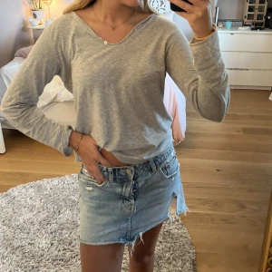 Långärmad Zadig tröja - Ljus grå långärmad tröja från Zadig med tryck på ryggen💓