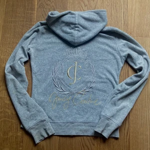 Vintage Juicy couture kofta - Säljer min ursnygga vintage juicy couture kofta då jag bytt stil och slutat använda tyvärr🙌 Inga större defekter förutom att några pärlor på baksidan som lossnat, skriv för frågor eller fler bilder💖🫶Pris kan diskuteras! (Köp direkt för 450!)