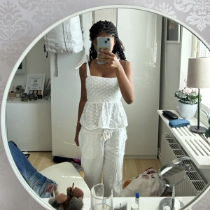 Söt topp - Söt vit topp! Ingår i paketpris för 100kr som finns i min profil 🩷🩷