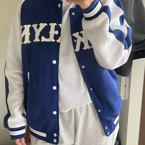 Jacka från Bershka  - Cool jacka från Bershka. Använd fåtal gånger. Storlek M men passar alla storlekar beroende på hur oversize man vill ha den. 