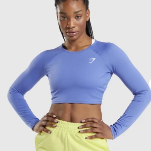 Gymshark topp - Crop top från gymshark i storlek medium, knappt använd och slutsåld på hemsidan 🦋 hör av er vid minsta intresse eller funderingar 💓