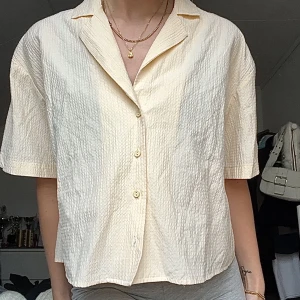 Struktur skjorta - Struktur skjorta från nakd i perfekt skick! ❤️strl S! jag är 171 cm lång🤍 perfekt att ha över bikini elr till en lång kjol🤝 använd gärna köp nu!🩵