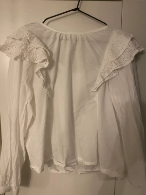 Blus - vit blus köpt för 599 på saint tropez  str S (tryck inte på köp nu)
