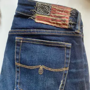 Ralph lauren jeans i storlek 27/32 (waist/Inseam). Är i väldigt bra skick, så gott som nya. Tyvärr är dem för små för mig, knappt använda. 