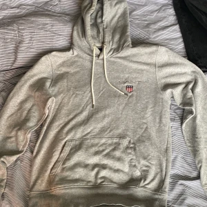 Gant hoodie - Hej säljer denna Gant tröja då jag inte använder den längre. Den är i storlek M och är i väldigt bra skick