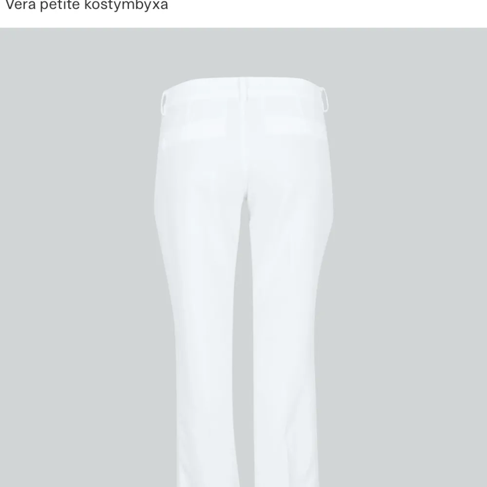 Nu säljer jag mina vita lågmidjade kostymbyxor från bik bok då de inte kommer till användning längre. Köptes för 399kr och säljs nu för 200kr. Kom privat för fler bilder eller vid intresse❤️. Jeans & Byxor.