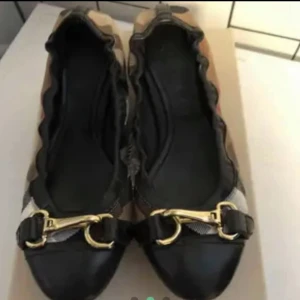 Burberry ballerina Stl 37,5 - Jättefina ballerina från Burberry. Äldre modell köpta på deras hemsida. Kvitto och kartong finns kvar. Ny pris vid köp 2800kr 
