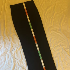 Svart långkjol - Detta är en likadan långkjol som annonsen innan fast i strl 38! Ribbad. Längden är 108 cm. Går enda ner till golvet/fötterna.