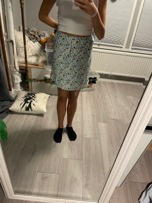 Kjol - Säljer en super fin sommar kjol. Den är från gina tricot. Stolek 36.  Den är i nyskick.  Frakt tillkommer och priset kan diskuteras💕🤗