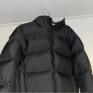 PeakPerformance jacka - Väldigt varm och skön. Nyskick använd Max 3 gånger typ. köpt för typ 3800 på hemsidan. den är storlek xl men passar lätt bättre nån med L då den sitter ganska litet. inga flaws alls.