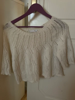 Vit stickad kortärmad  - Säljer denna vita kortärmade ”mönstrade” stickad ! Den är nästan oanvänd! Kontakta för mer info ❤️ strl är M men sitter som xs-s! Finns ej på hemsidan 