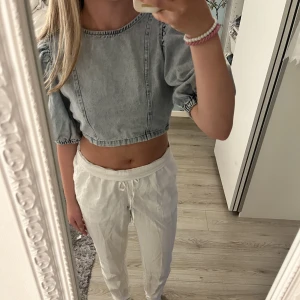 Jeans topp - Fin topp i jeansmaterial, aldrig använd med prislappen kvar💕Storlek S och från Gina Tricot. 