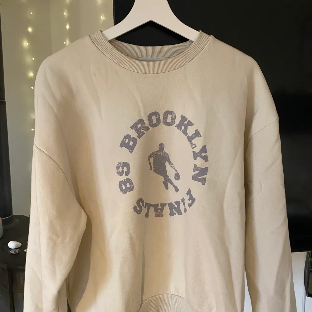 Ljusbeige sweatshirt med tryck, från Gina tricot  Skriv privat ifall intresse finns!. Hoodies.