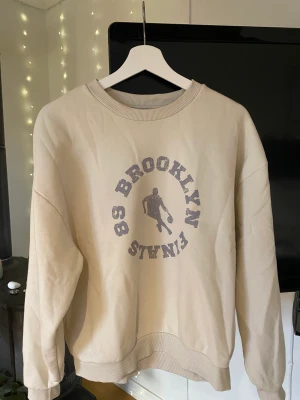 Sweatshirt - Ljusbeige sweatshirt med tryck, från Gina tricot  Skriv privat ifall intresse finns!