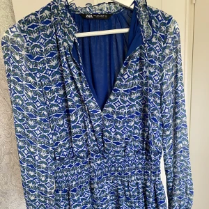 Zara Klänning  - Klänning från zara andvänd 1 gång. Fick inte till så bra bilder så vid intresse skriv för mer. Köparen står för frakten 