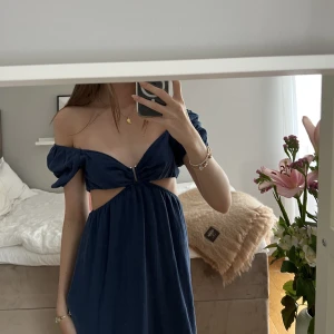 Sommarklänning 🩵 - Säljer denna jättefina sommarklänningen från Pull&bear då den är för kort för mig! Aldrig använt med lappar kvar 🤍🫶 