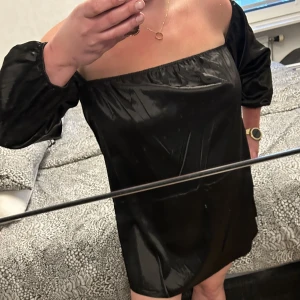 Festklänning satin XL ny med arm - Off shoulder satin svart klänning ny med prislapp storlek XL