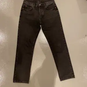 Säljer dessa svarta Zara jeans som knappt är använda. De passar mig som är 183 och väger 65kg Skicka ett meddelande om ni vill ha fler bilder eller har frågor.