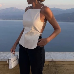 Topp - (Inte mina bilder), använd fåtal gånger. Går att spänna i ryggen, därav passar den storlekar mellan xs-L