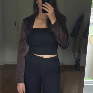 Brun bolero - Bolero i brunt satin -- SPARSAMT ANVÄND  Storlek L men passar även M utan tvekan