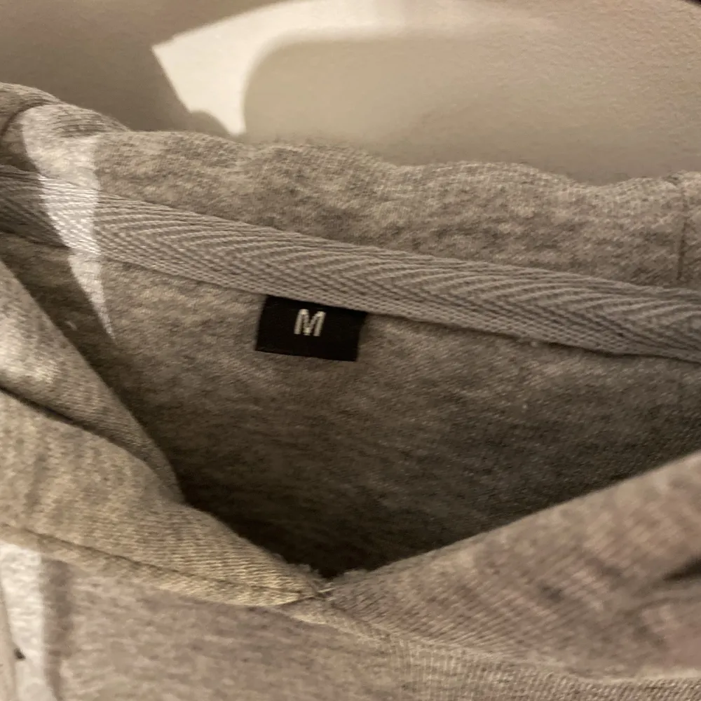säljer denna hoodie från dirtcült i storlek M. Använd några gånger utan defekter, använd gärna köp nu 💗. Hoodies.