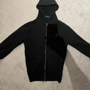 Ralph Lauren Zip - Snygg zip hoodie från Ralph Lauren! Den är i fint skick och välskött. Storlek S men skulle säga att den passar en medium. 