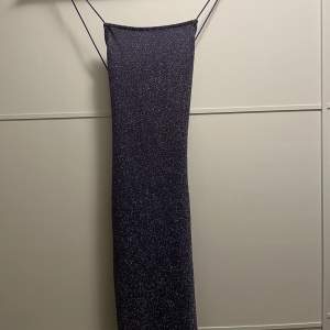 Jättefin glittrig lila klänning från H&M med öppen rygg. Använd endast en gång☺️