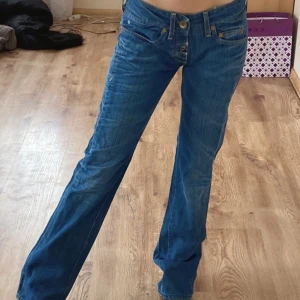 lågmidjade jeans från replay - midjemåttet på jeansen är 36cm, innerbenslängden är 81cm och längden på utsidan är 101cm✨säljer jeansen då de var för små för mig och skulle passa någon som kanske har xs, ksk s💗💗lånade bilder av säljaren!! pris kan diskuteras 