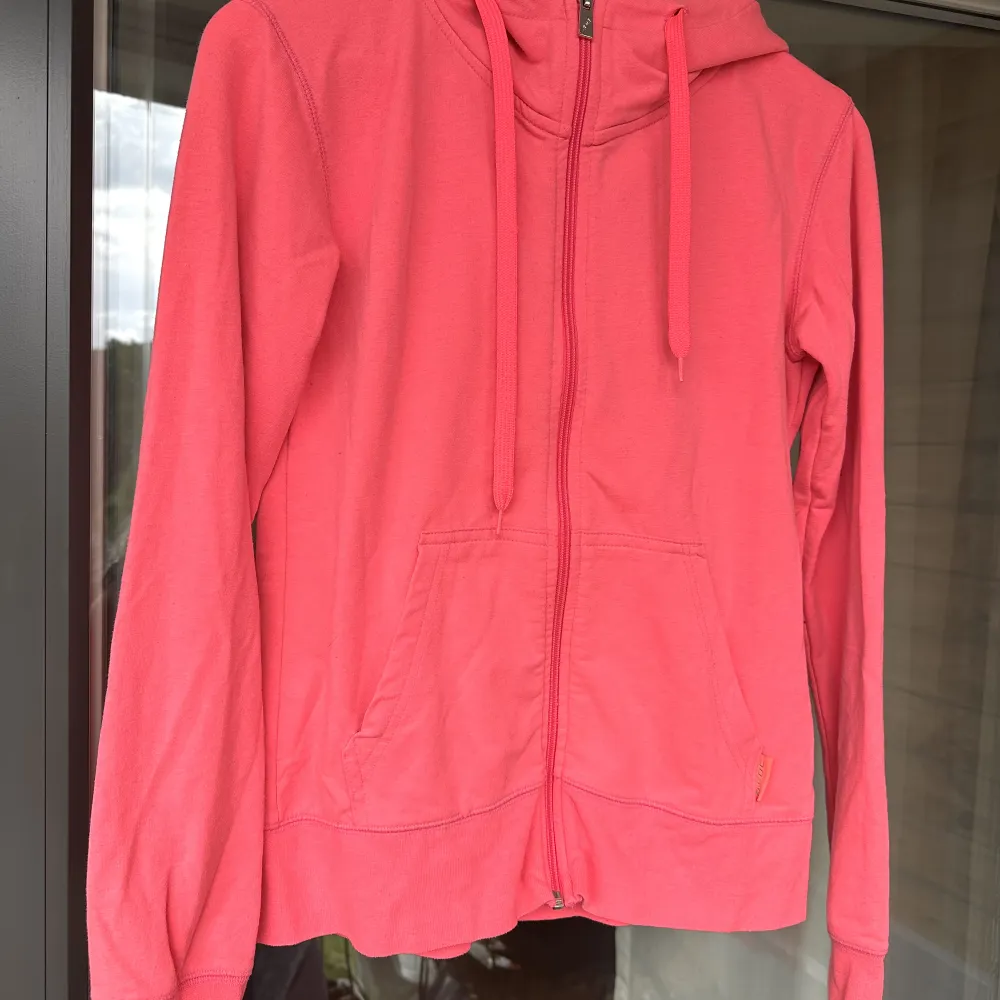 Tränings sipkofta.   - Storlek: 36. - Färg: Rosa, korall. - Märke: Soc.  Tröjan är sparsamt använd, i ett mycket fint skick.. Hoodies.