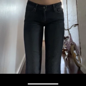 Low waist bootcut jeans  - Skit snygga Levi’s jeans, low waist bootcut passar mig perfekt som är 167 cm lång har vanligtvis storlek 34/36 beroende på märke men sitter super fint o inte alls tajt i midjan