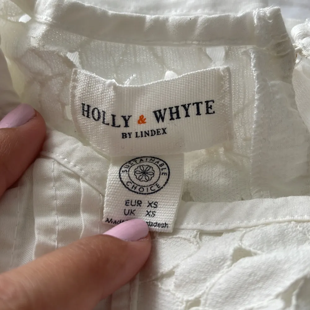 Säljer denna snygga blusen från Holly & White (köpt på Lindex). 🤠 jättefint skick! Först till kvarn & kontakta mig om du har några funderingar eller är intresserad❤️. Blusar.