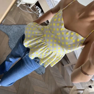 Zara topp - Säljer denna så fina zara topp som tyvär inte kommer till användning längre, den är i nyskick och knappt använd❤️❤️