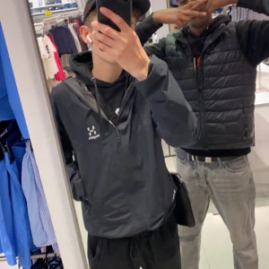 Haglövs jacka storlek s - Lite stor på mig och jag är 1.74 men funkar om man viker den lite bra skicka och inget är sönder