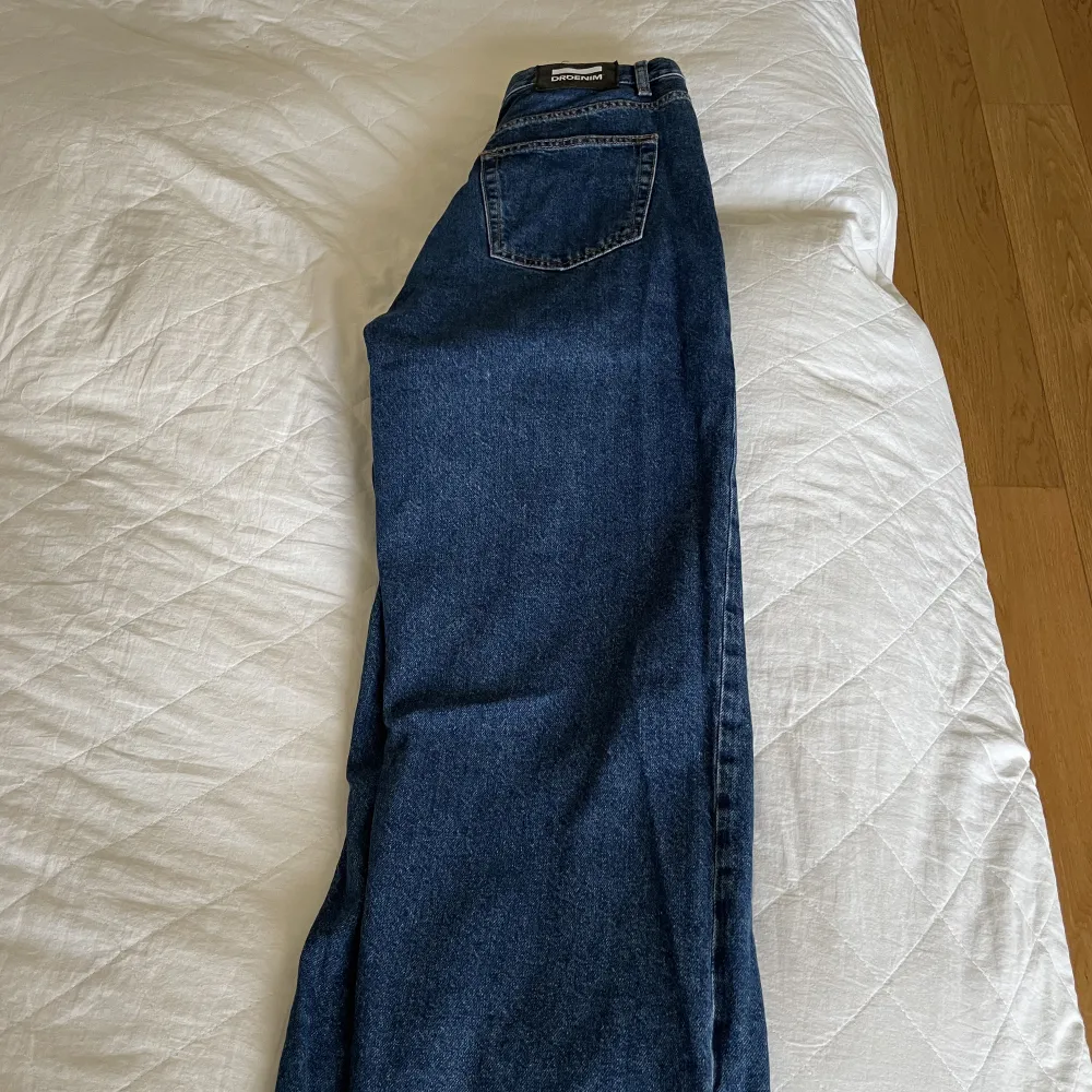 Säljer ett var mörkblåa jeans som är aldrig använda! Helt nya och rätt bredda och snygga i färgen!  Pris kan diskuteras . Jeans & Byxor.