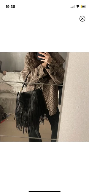 Fransväska - Säljer min snygga fransväska!! Mellan stor, man får inte plats med en data men man får ändå plats med mycket saker i!!💓