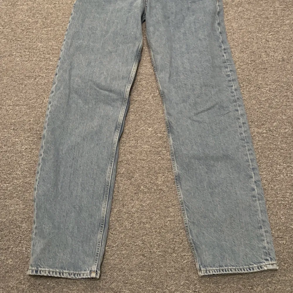 Ett par vida ljusblåa Jack & Jones jeans som aldrig har kommit till användning trots att de är väldigt snygga och populära. Skick 10/10 Hör av er vid funderingar!. Jeans & Byxor.