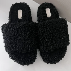 Tofflor - Har gått med dessa hemma 2-3gånger. Jag säljer dessa då jag har för många. Passar även 38. Skulle vilja säga nyskick