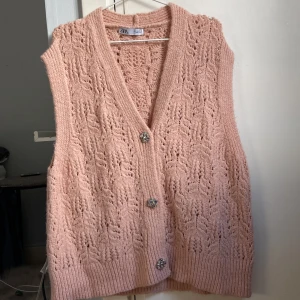 Rosa stickad väst - En jättefin smutsrosa/ varm rosa stickad väst från Zara. Det är storlek L men den kan även passa som M fast lite avslappnad. Den är endast använd några gånger och det syns inte. Pris kan diskuteras!💗
