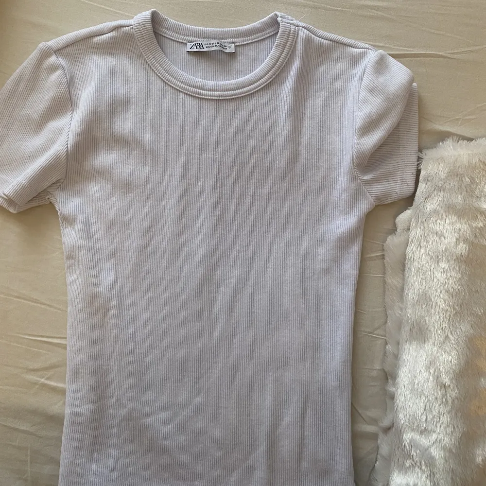 Säljer 6 tröjor som aldrig används för 100kr. Styckpris 15.  Svart linne Gina Tricot strl. M Grått linne Gina Tricot strl. S Bandeau NAKD strl. XS Topp med knappar H&M strl. M Beige linne STOCKH LM strl. XS T-shirt Zara strl. S  Köpare står för frakt. Toppar.