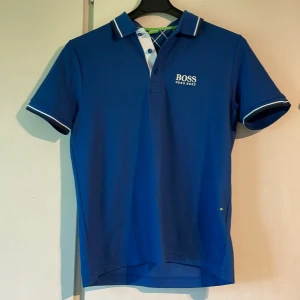 Hugo Boss piké  - Säljer nu denna piké pågrund av att den inte används längre. Använda ett fåtal gånger och skicket är som ny. Nypris 1000kr.