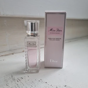 Miss Dior Blooming Bouquet - Parfym som doftar supergott! Inte spray, utan roller-pearl parfym♡ Nypris cirka 500 kronor. 