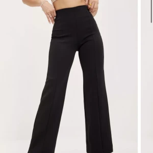 Kostymbyxor  - Kostymbyxor från nelly, säljer för att dem är försmå, jättefina och knappt använda.