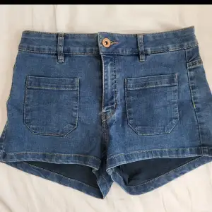 Korta denimshorts från H&M, oanvända.