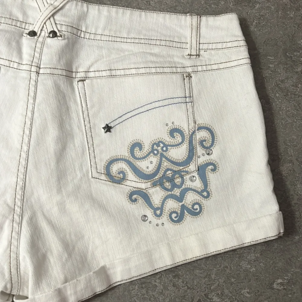 Jätte fina korta, vita jeansshorts med coola detaljer både på fram och baksida. I jätte bra skick eftersom jag aldrig använt dem för det inte är min storlek 🩷. Shorts.