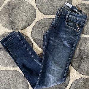 Replay anbass - Säljer nu dessa asfeta Replay jeans då dem tyvärr blivit för små för mig. Jeansen är i extremt fint skick, inga defekter alls. Ny pris 1799kr. Pris kan diskuteras vid snabb affär. Bara och höra av sig vid frågor alternativt fler bilder. 